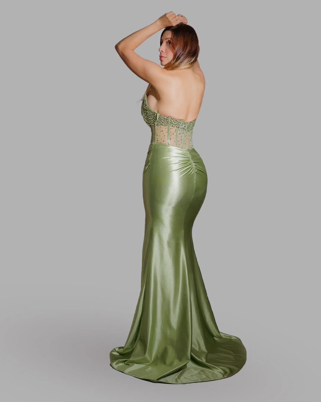 Espalda del vestido strapless de satín verde salvia