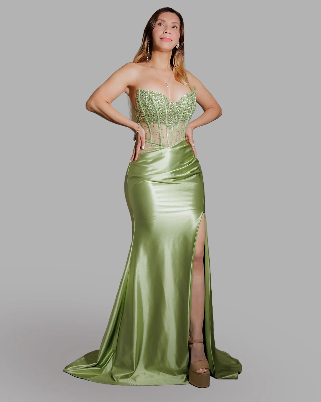 Nuestra fundadora con el vestido strapless de satín verde salvia, de frente