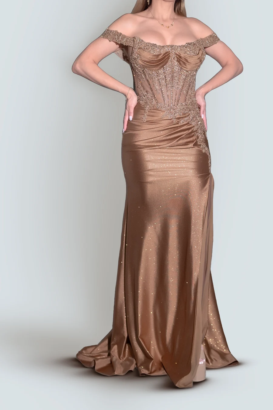 Vestido sirena de satín con corsé y hombros caídos — Moca