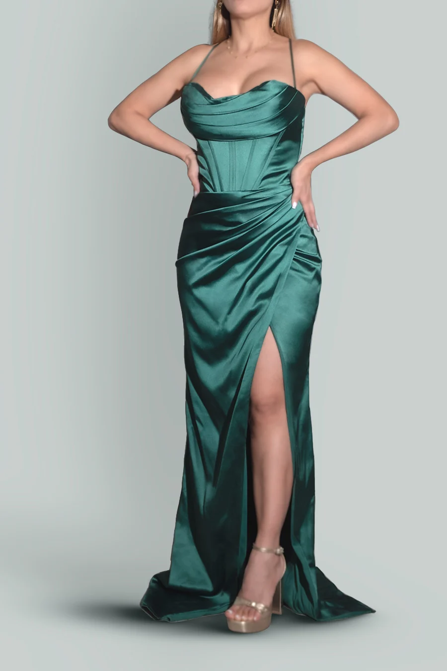 Vestido de satín con corsé, escote drapeado y abertura — Oliva
