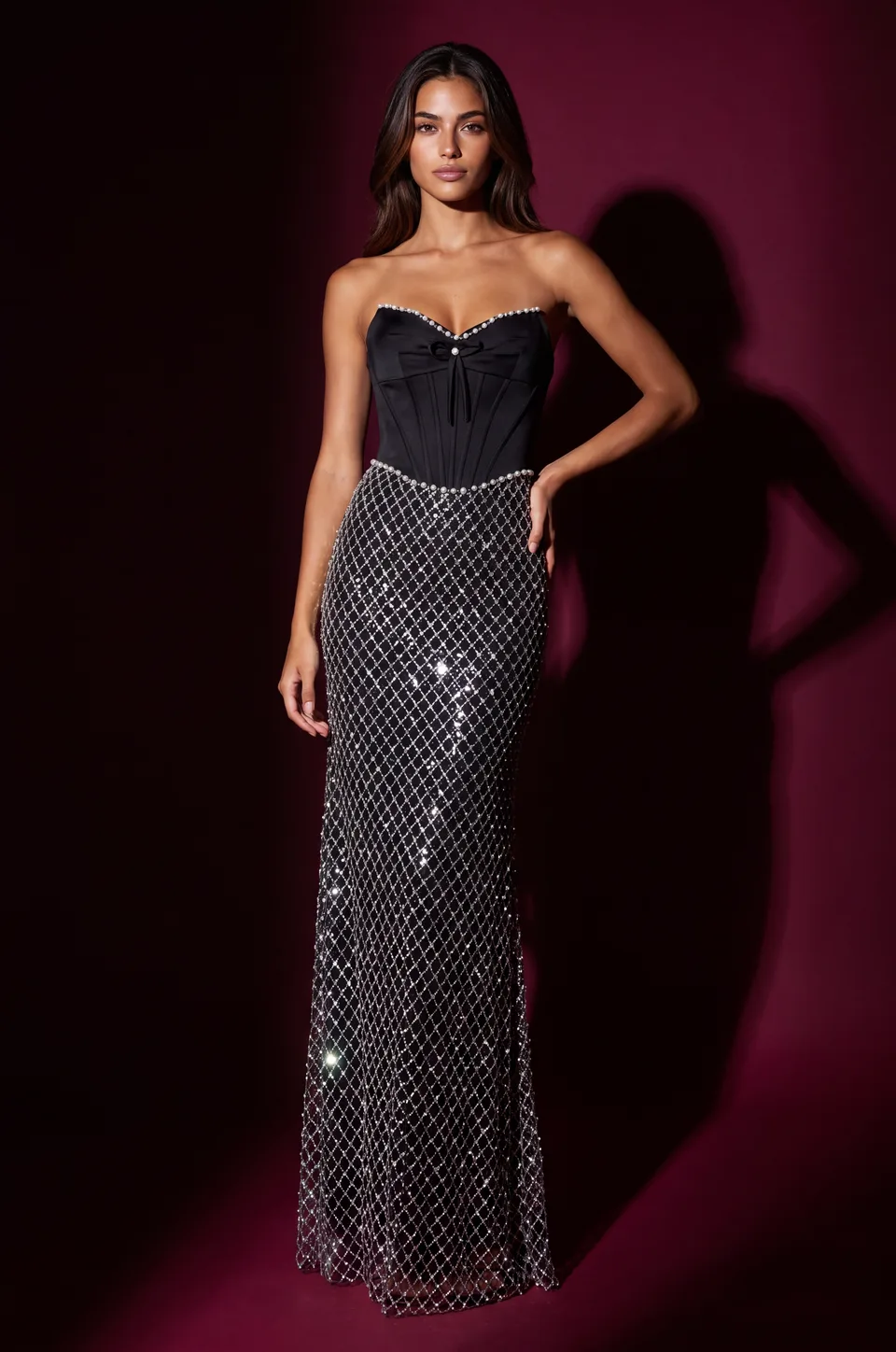 Vestido de gala de satín sin tirantes con corsé y cristales — Negro
