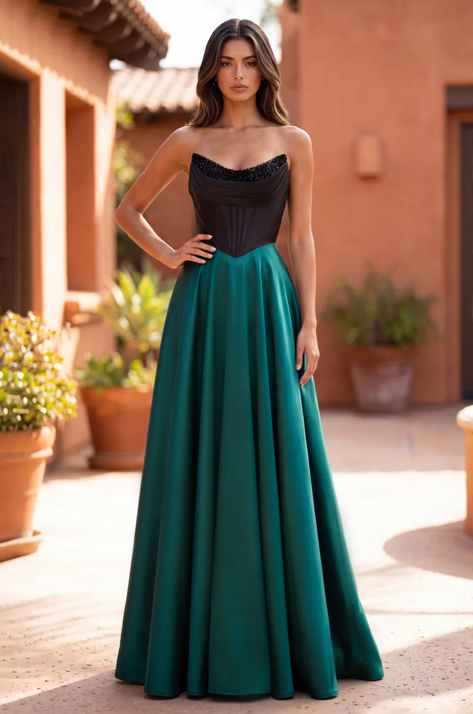 Vestido de gala de satín de línea A con corsé de pedrería — Negro / esmeralda