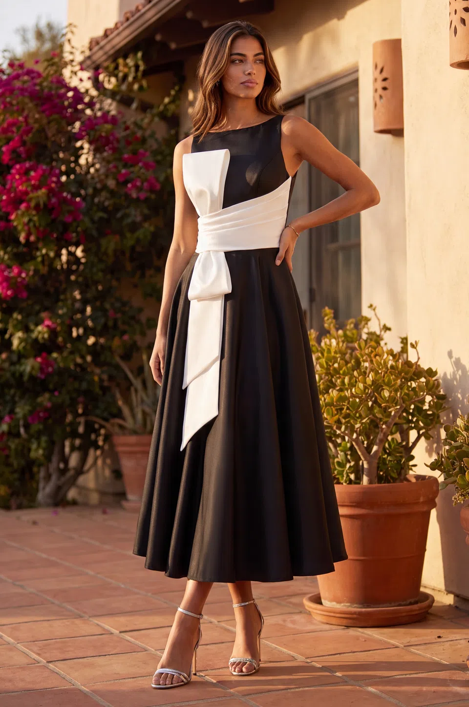 Vestido de cóctel midi de satín de línea A con fajín — Negro / blanco