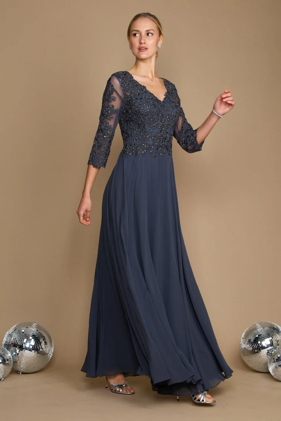 Vestido para la madre de la novia de gasa con pedrería — Gris oscuro
