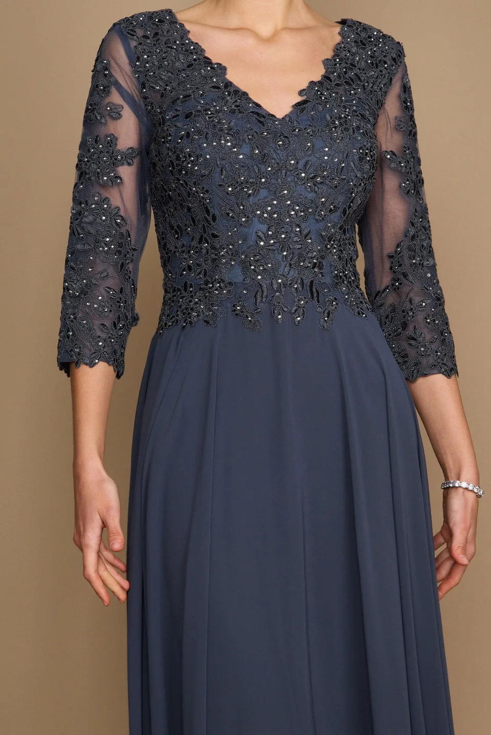 Vestido para la madre de la novia de gasa con pedrería — Gris oscuro 3