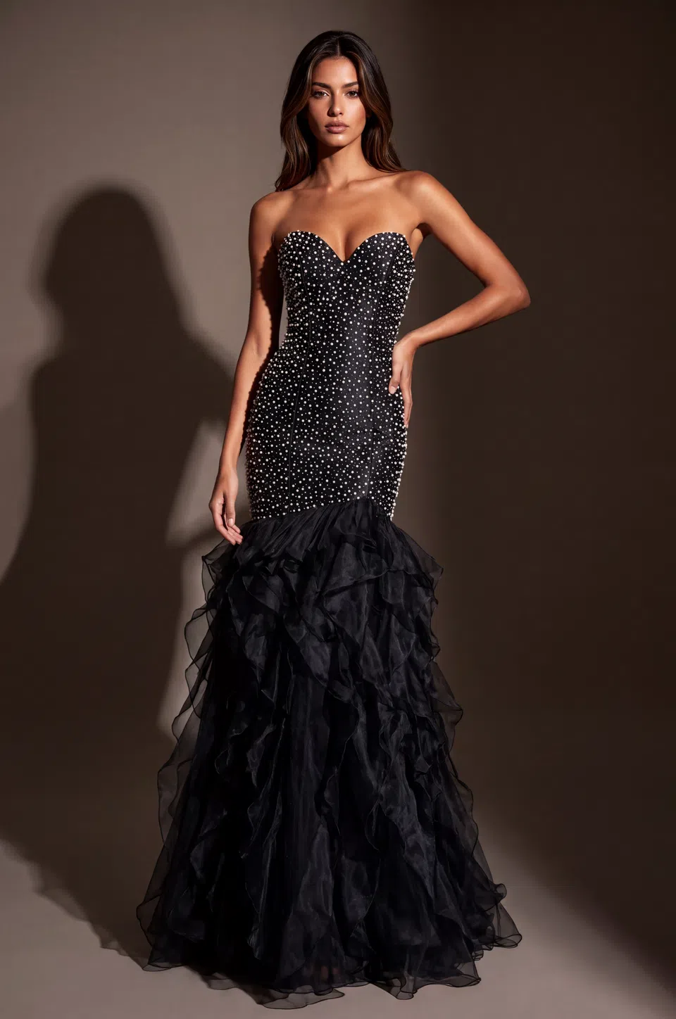 Vestido de sirena con perlas y volantes escalonados — Negro