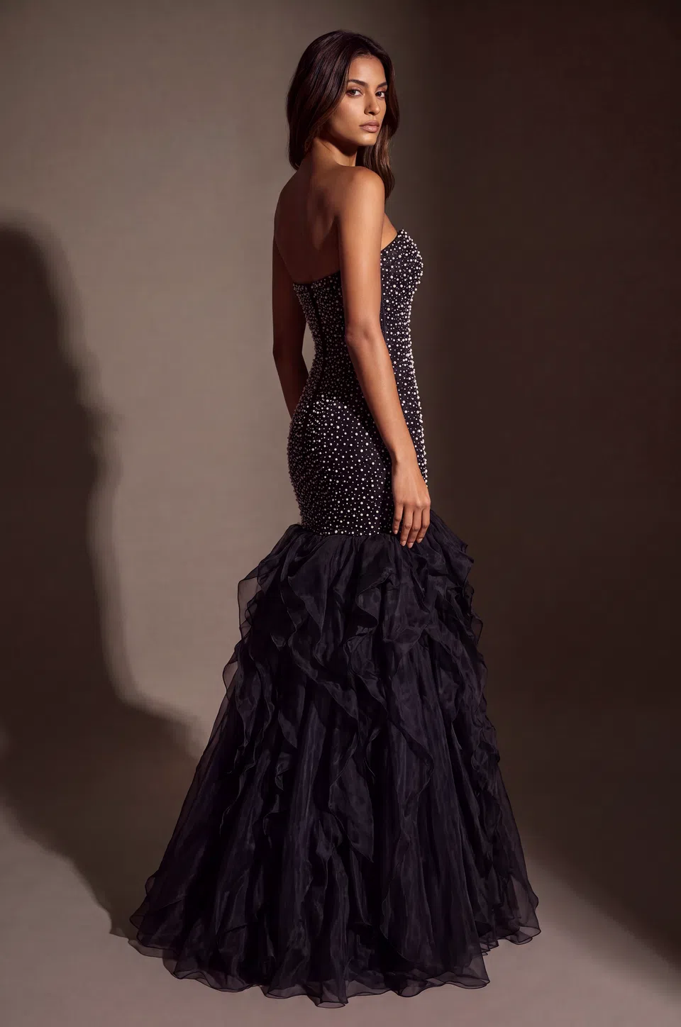 Vestido de sirena con perlas y volantes escalonados — Negro 3