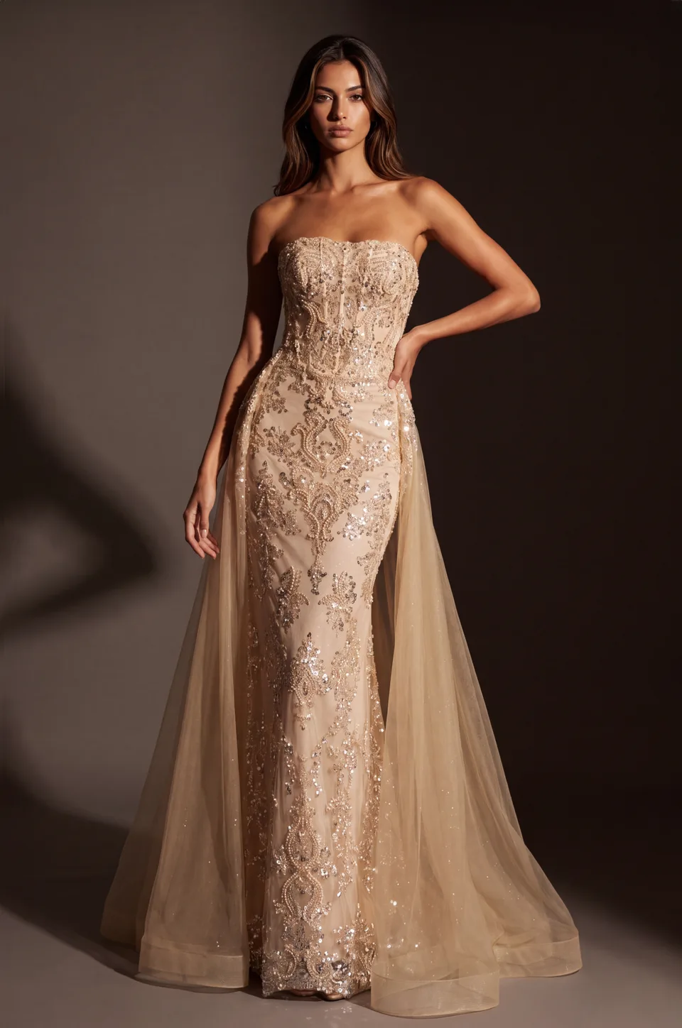 Vestido de gala con pedrería completa y sobrefalda de tul — Champán