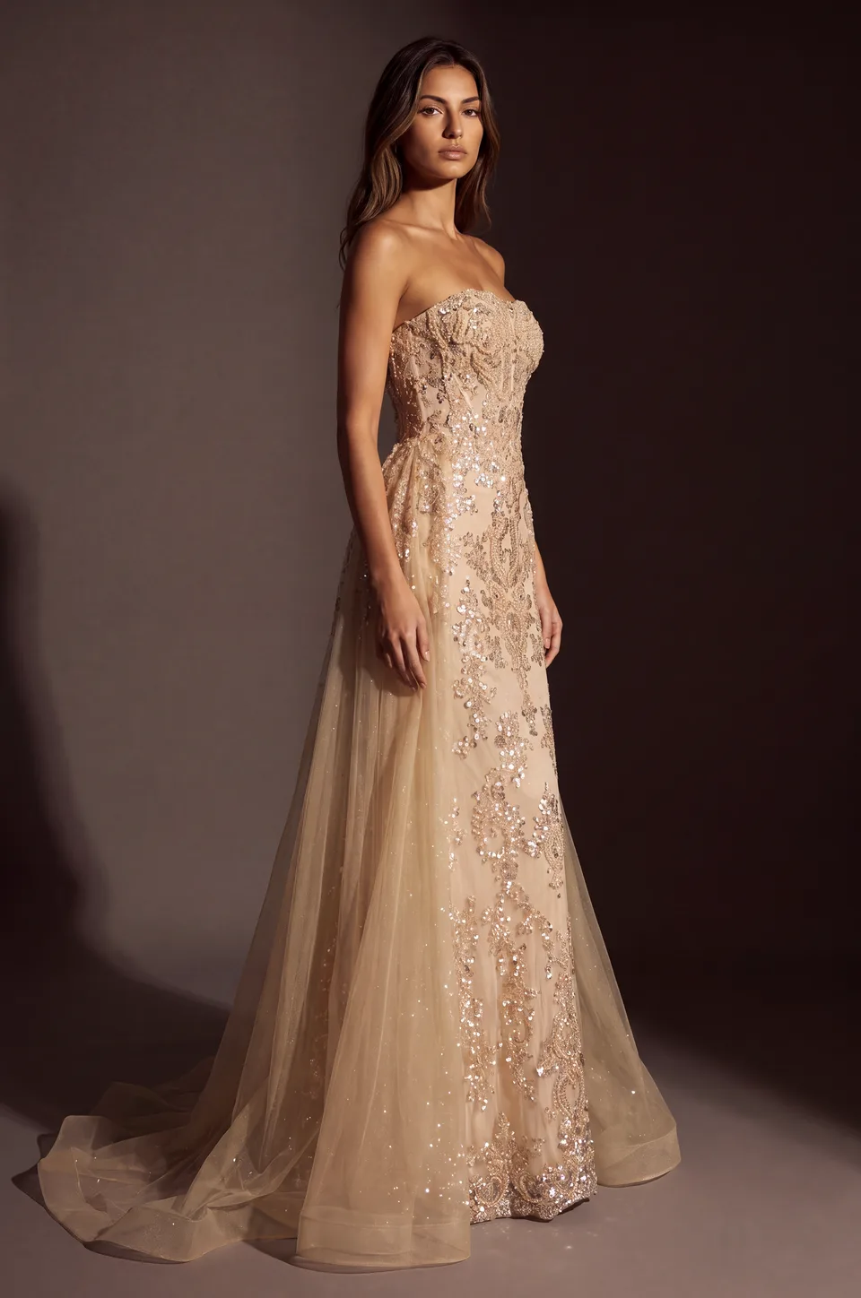 Vestido de gala con pedrería completa y sobrefalda de tul — Champán 3