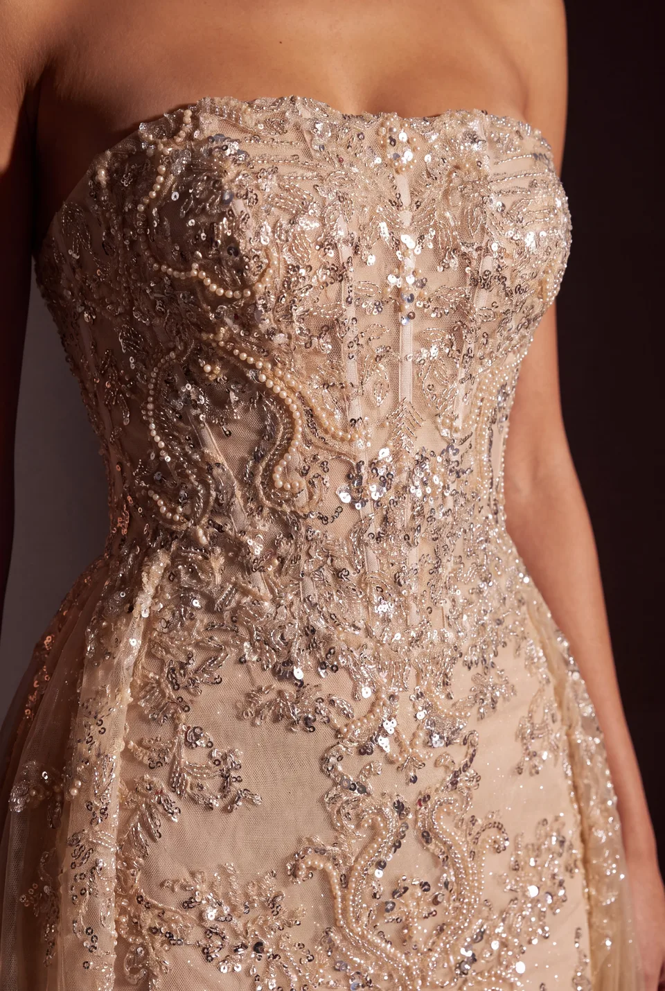 Vestido de gala con pedrería completa y sobrefalda de tul — Champán 4
