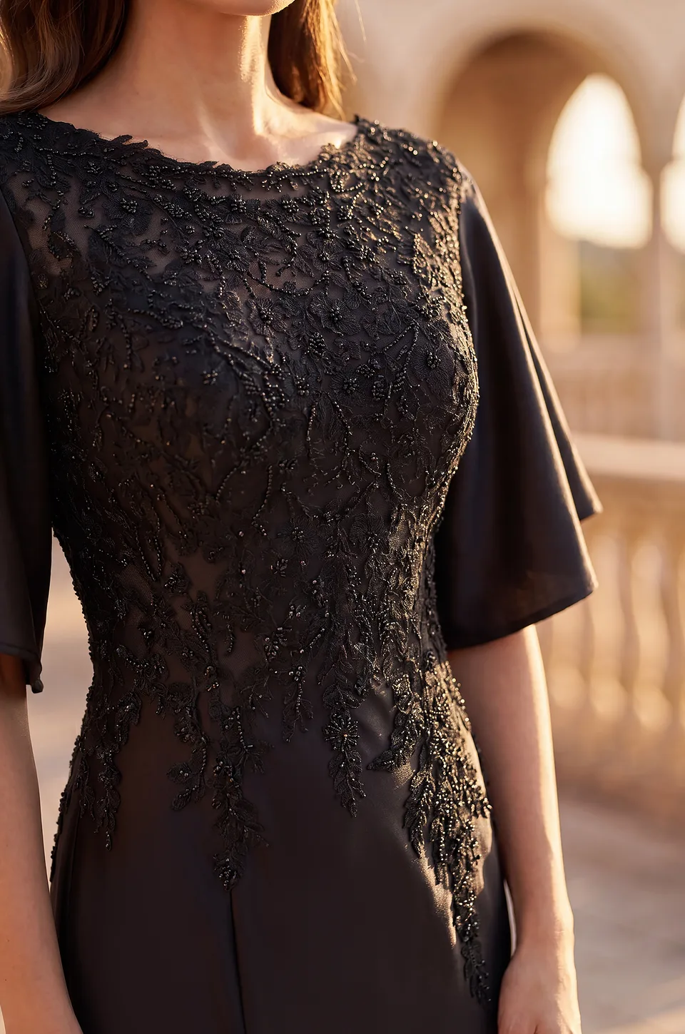 Vestido de gala de satín con apliques de encaje y mangas con vuelo — Negro 3