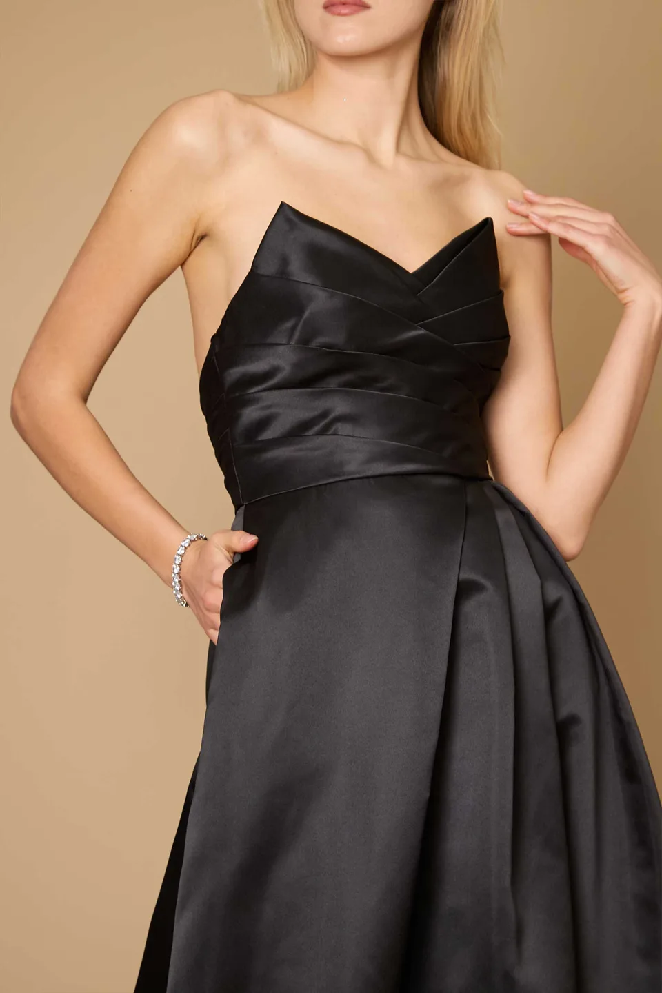 Vestido de bailarina negro de satín sin tirantes — Negro 4