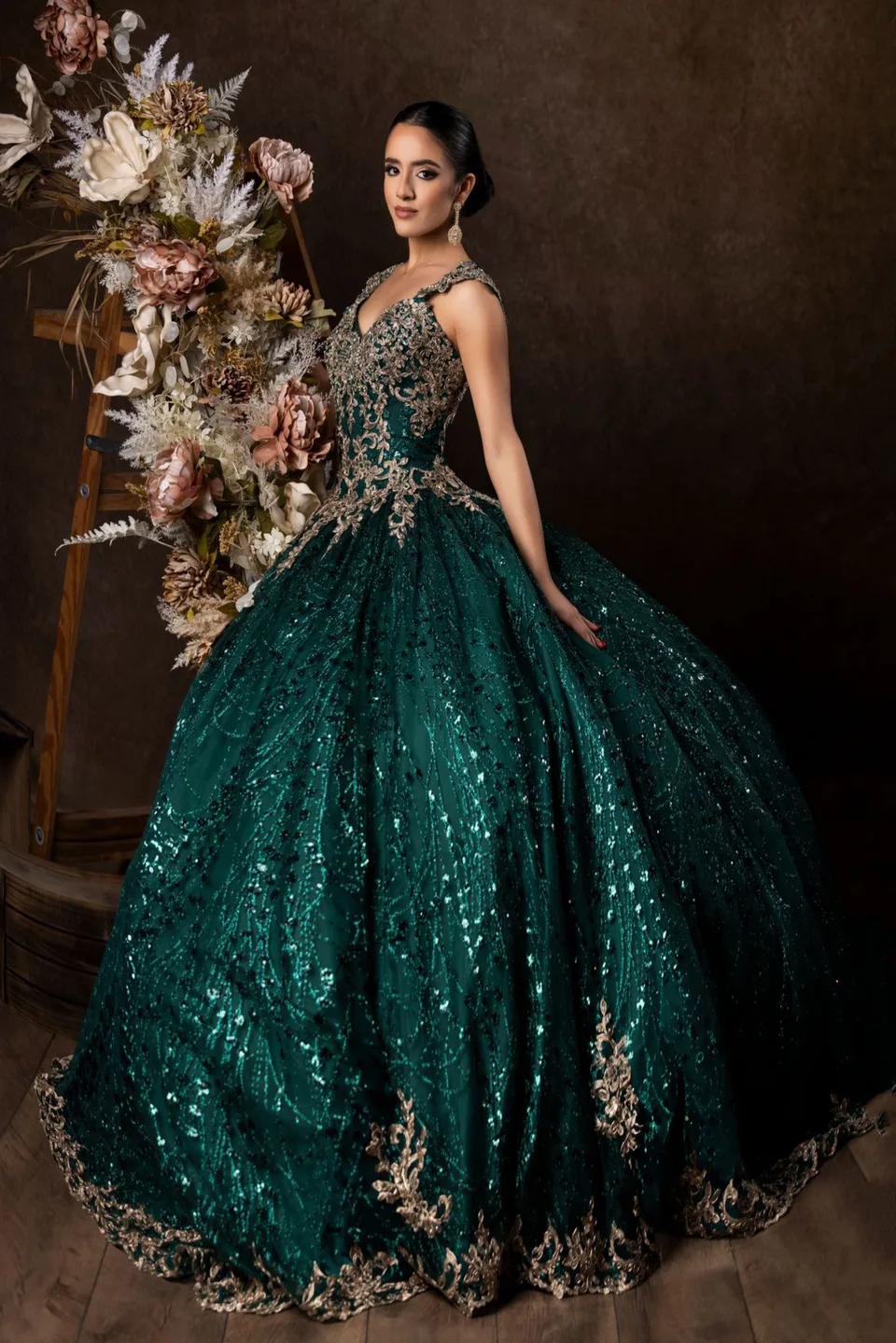 Vestido de quinceañera con mangas cortas y apliques — Verde cazador