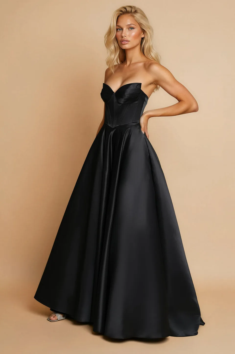 Vestido de satín con corsé de varillas y falda amplia — Negro 3