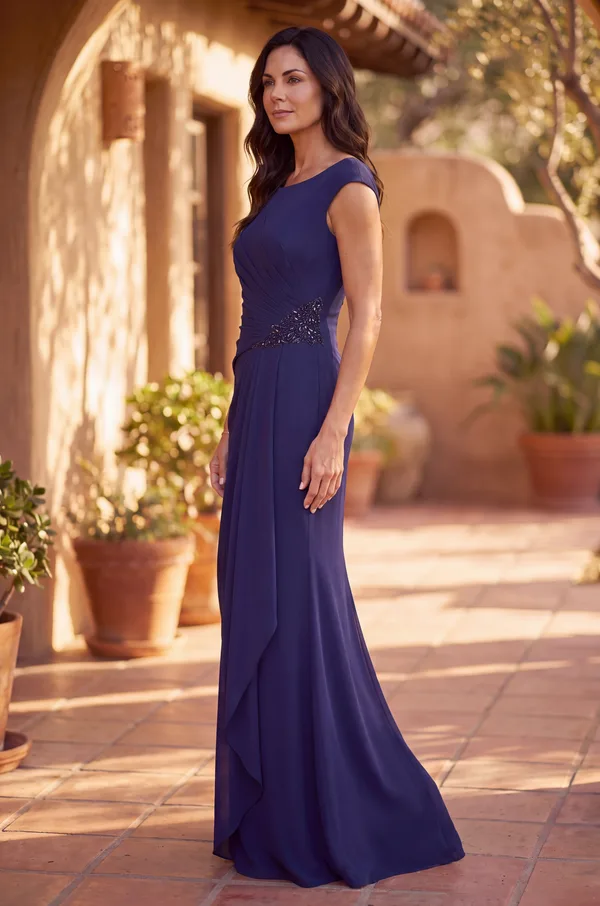 Vestido de gala de crepé con cuello barco y cintura con pedrería — Azul marino 3