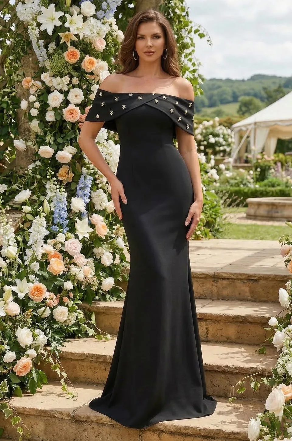 Vestido de gala de crepé con hombros caídos y pedrería — Negro