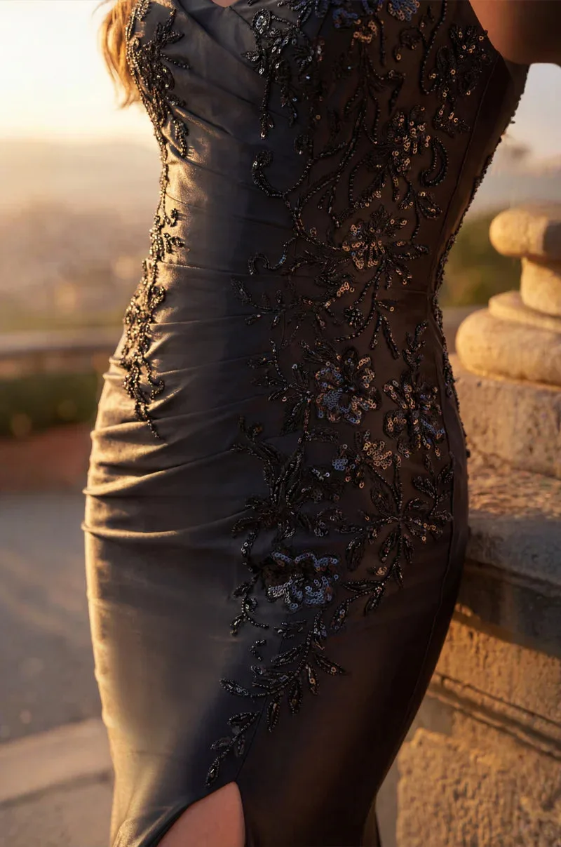 Vestido de graduación entallado de satín con fruncido y abertura lateral — Negro 4