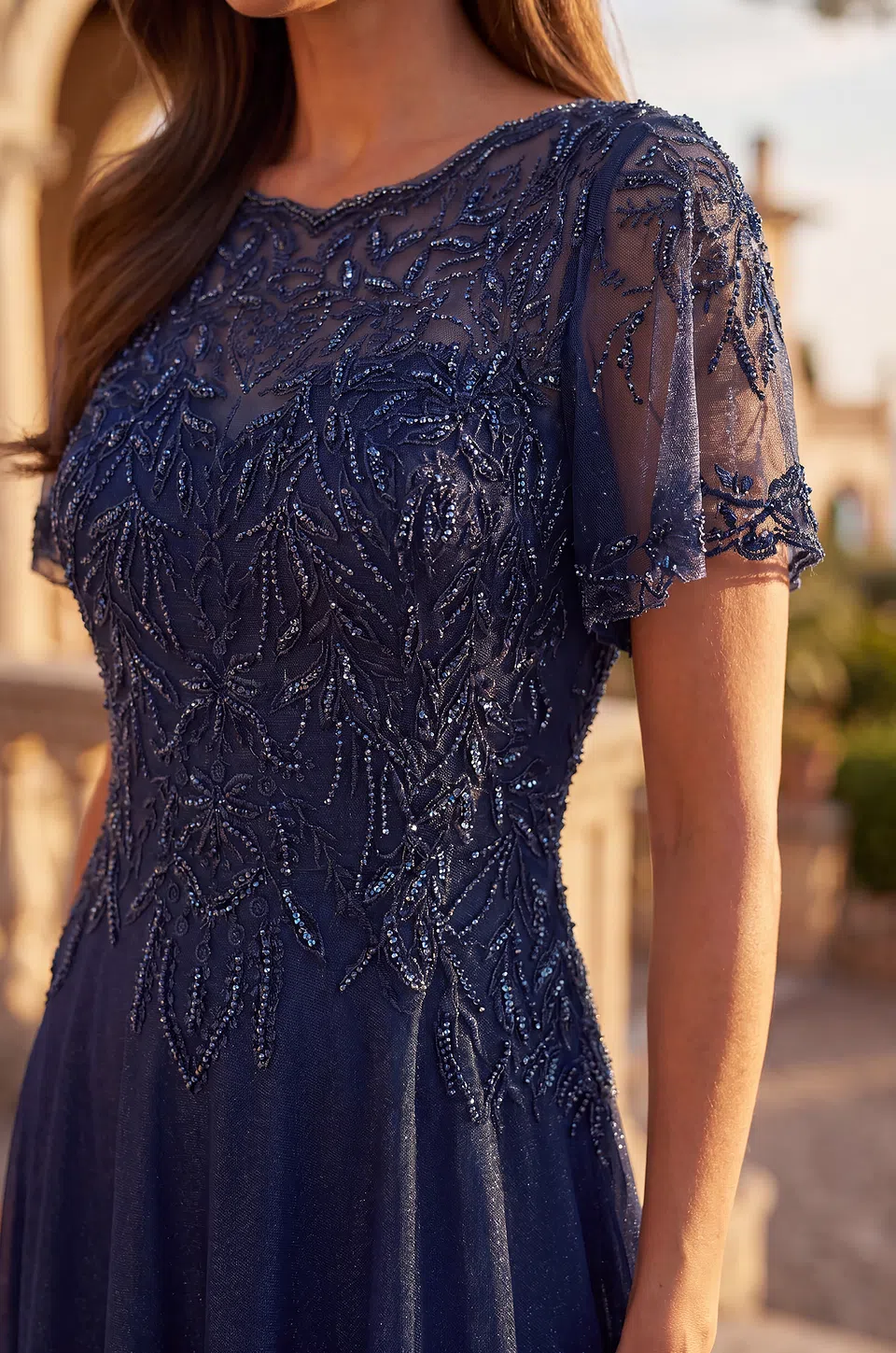 Vestido de gala de tul con cuello de ilusión y pedrería — Azul marino 3