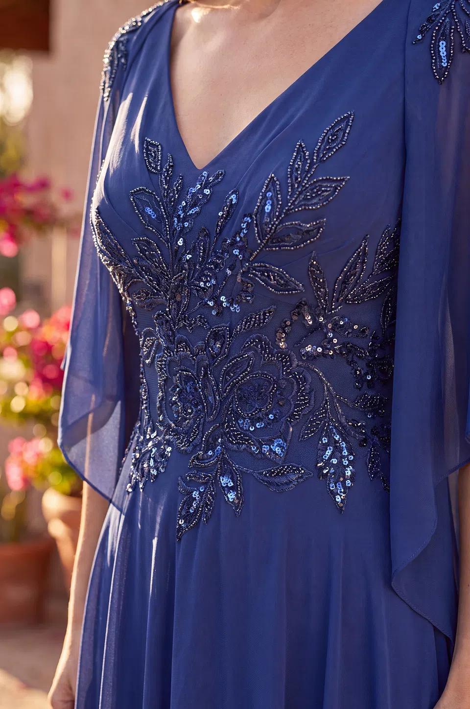 Vestido para la madre de la novia con mangas capa divididas y pedrería — Azul marino 3