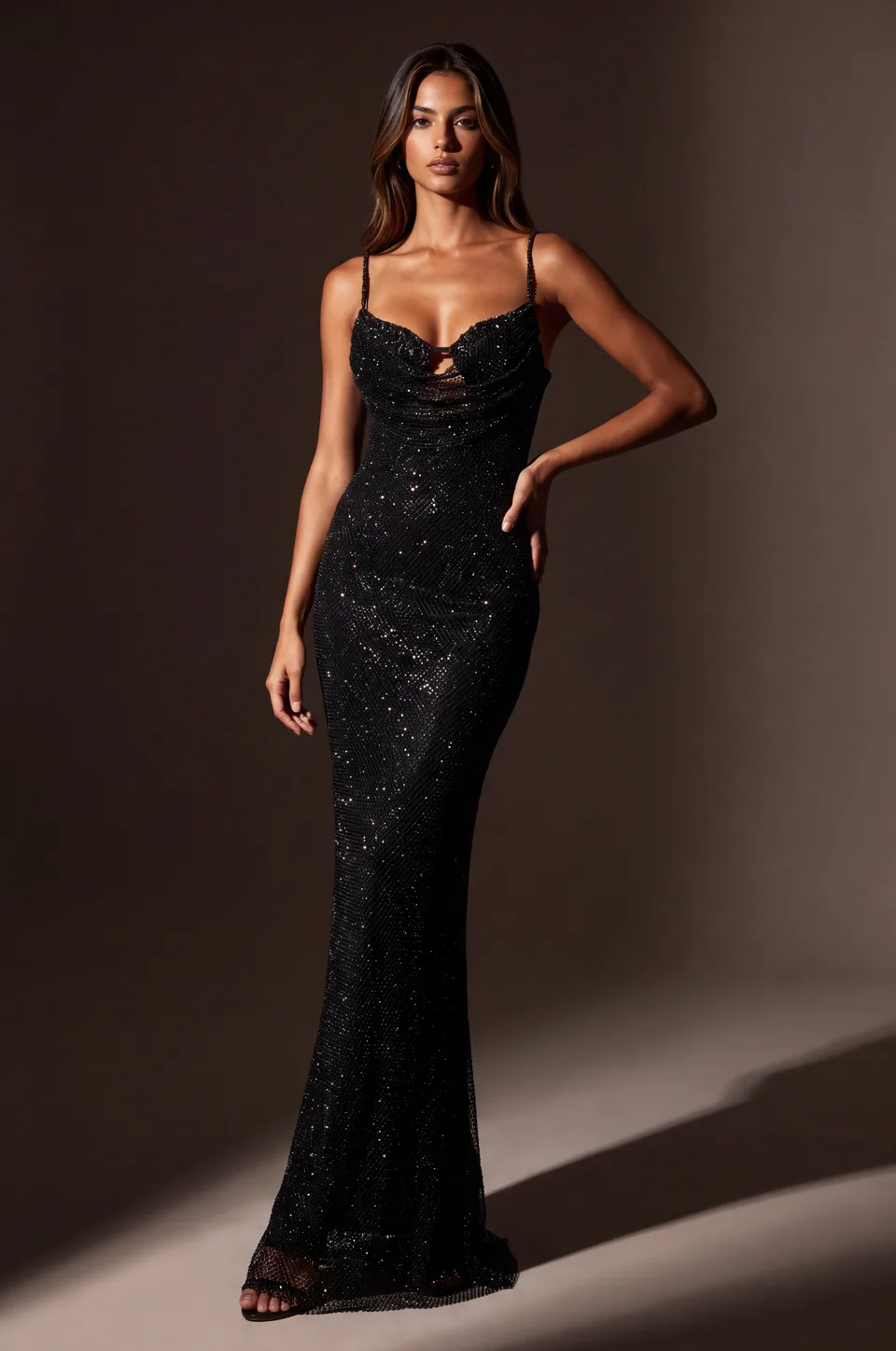 Vestido de gala de lentejuelas con abertura decorativa — Negro