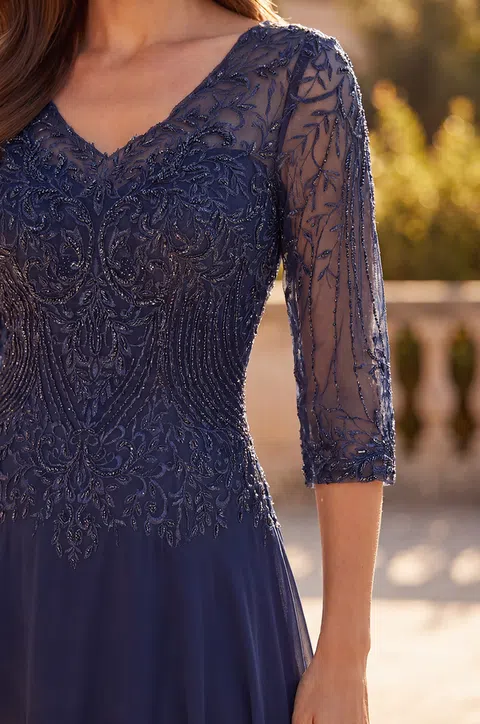 Vestido de gala de gasa con bordados y escote en V — Azul marino 4