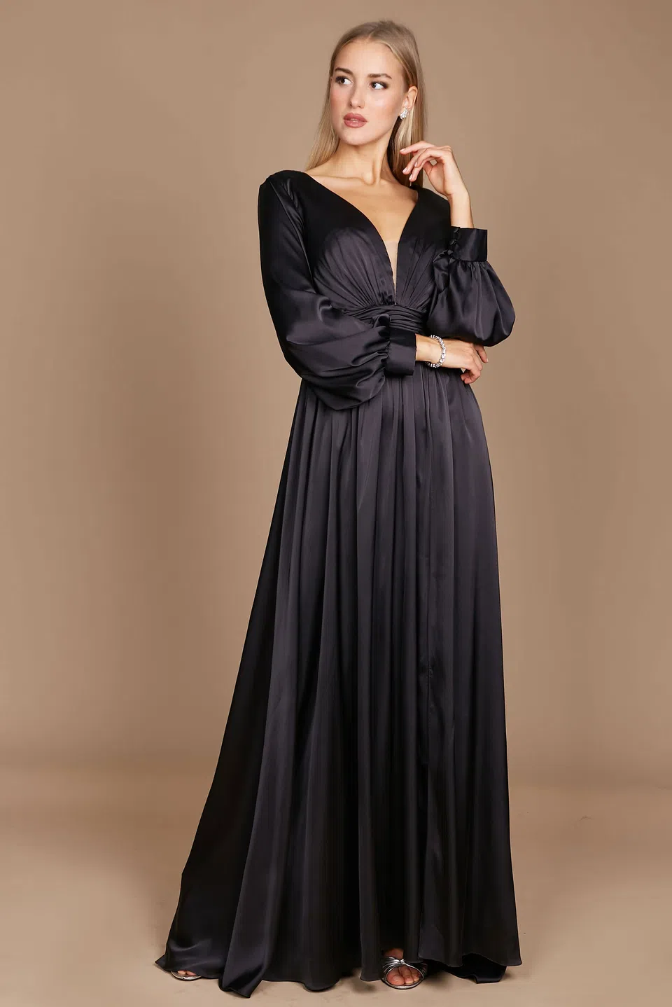 Vestido de gala de satín con mangas largas — Negro