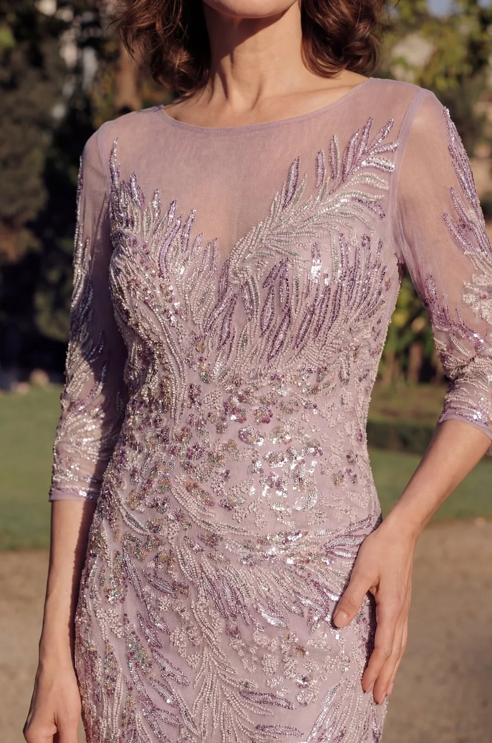 Vestido de gala de lentejuelas con mangas largas y cuello de ilusión — Malva 3