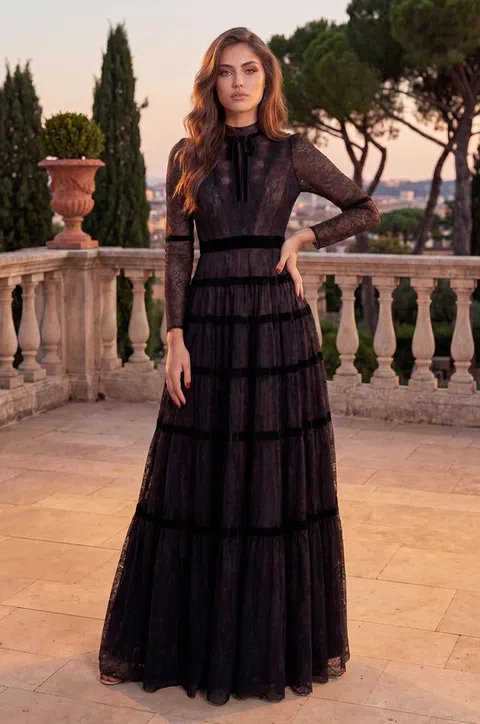 Vestido de gala de encaje con cuello alto y mangas largas — Negro / nude
