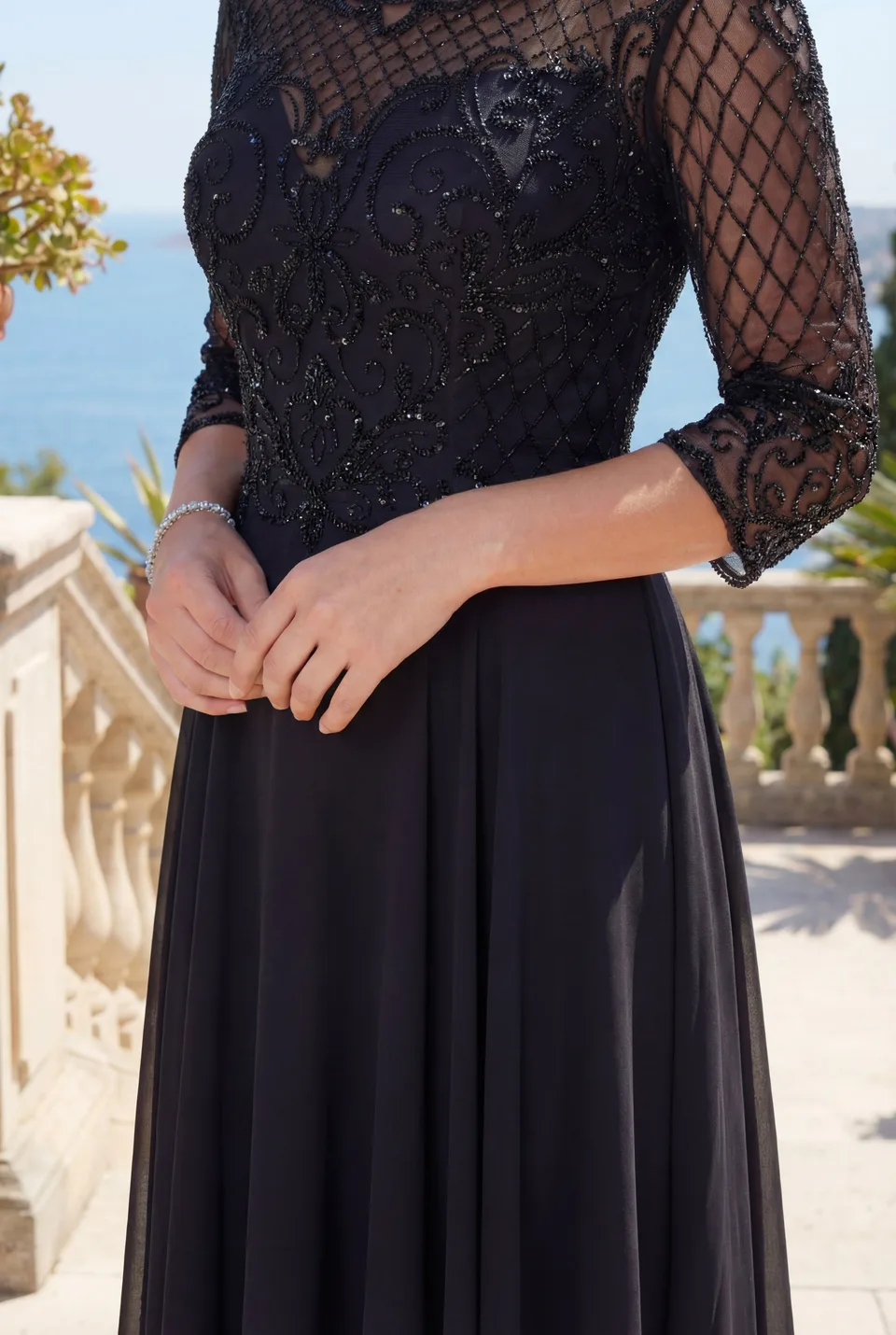 Vestido para la madre de la novia con mangas largas y pedrería manual — Negro 4