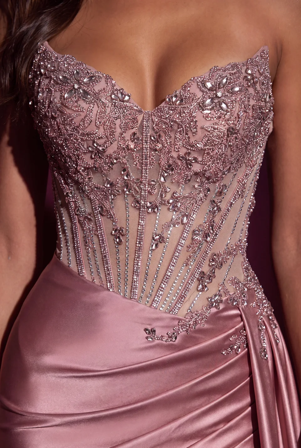 Vestido de graduación de satín sin tirantes con corsé y abertura alta — Rosa 4