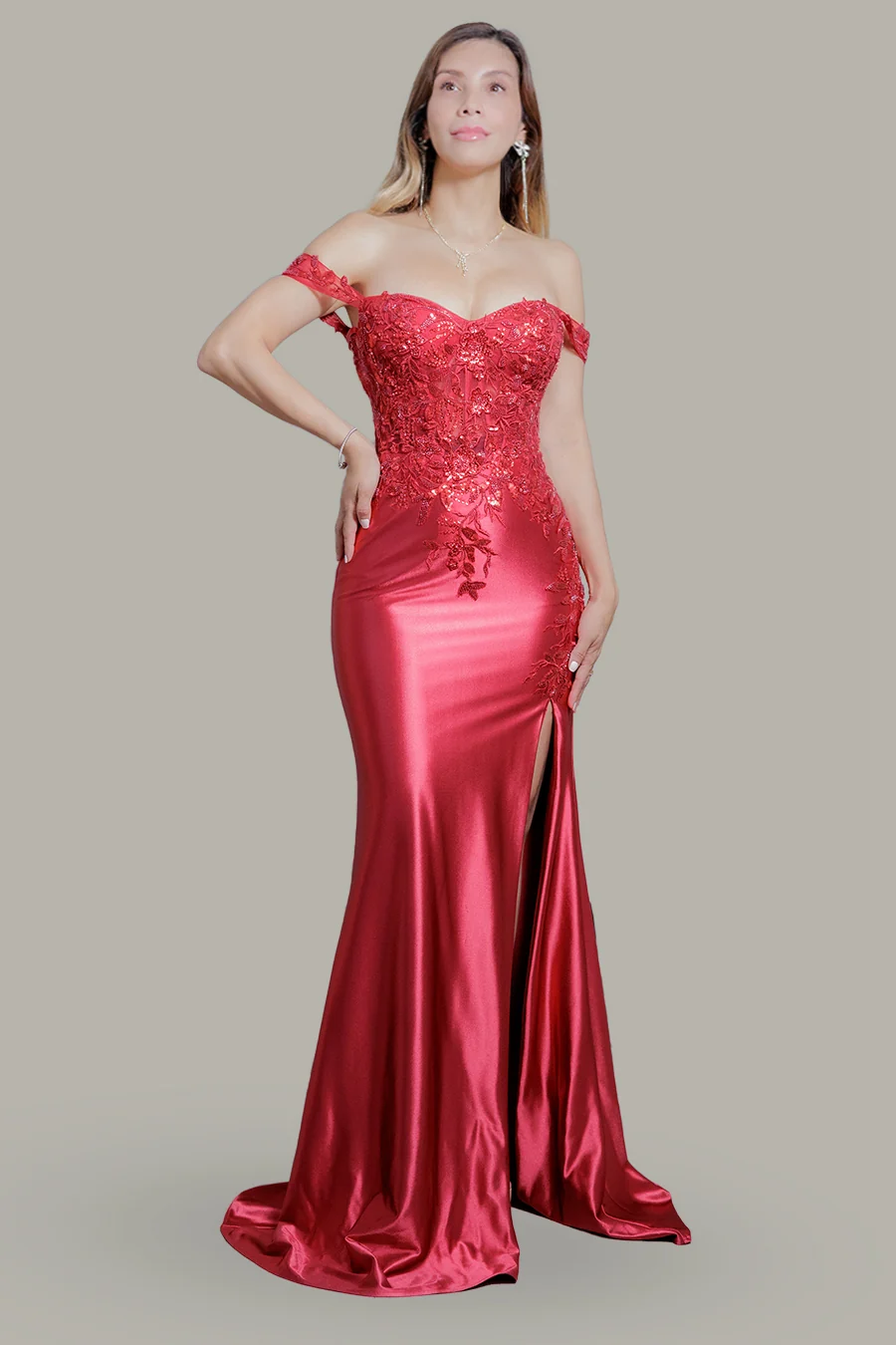 Vestido sirena de satín con encaje y hombros caídos — Rojo