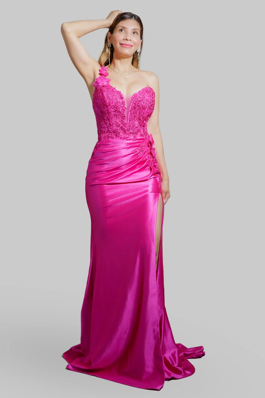 Vestido de satín de un hombro con flores — Fucsia