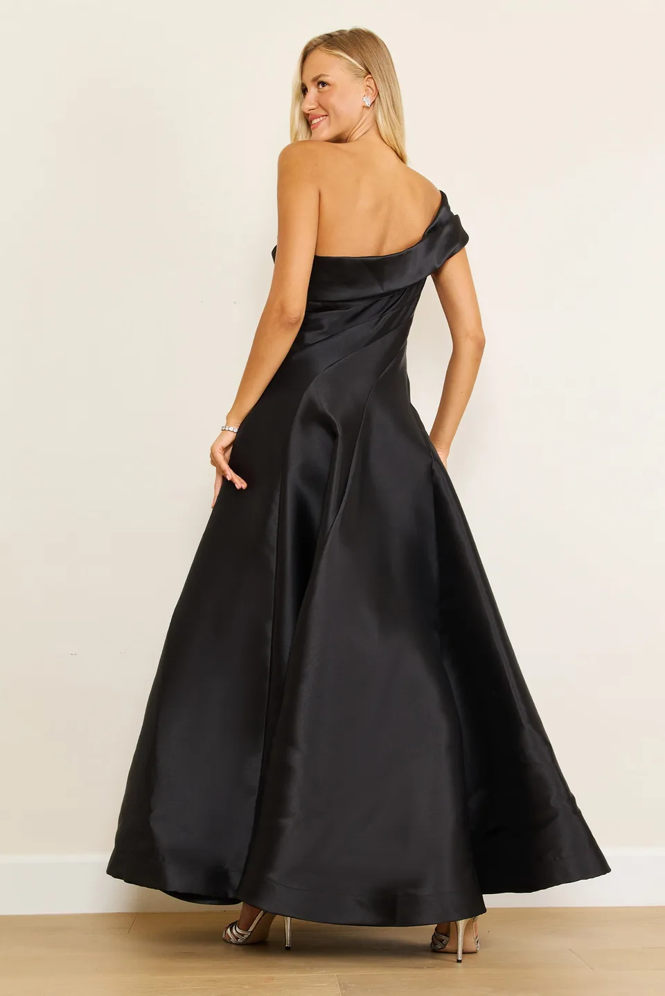 Vestido de bailarina de satín con un hombro — Negro 4