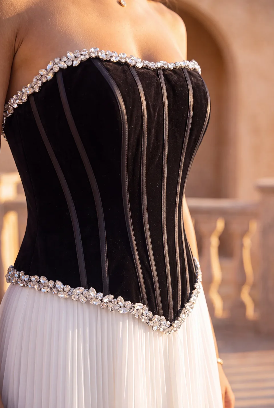 Vestido de corsé de terciopelo y falda plisada — Negro / blanco 3