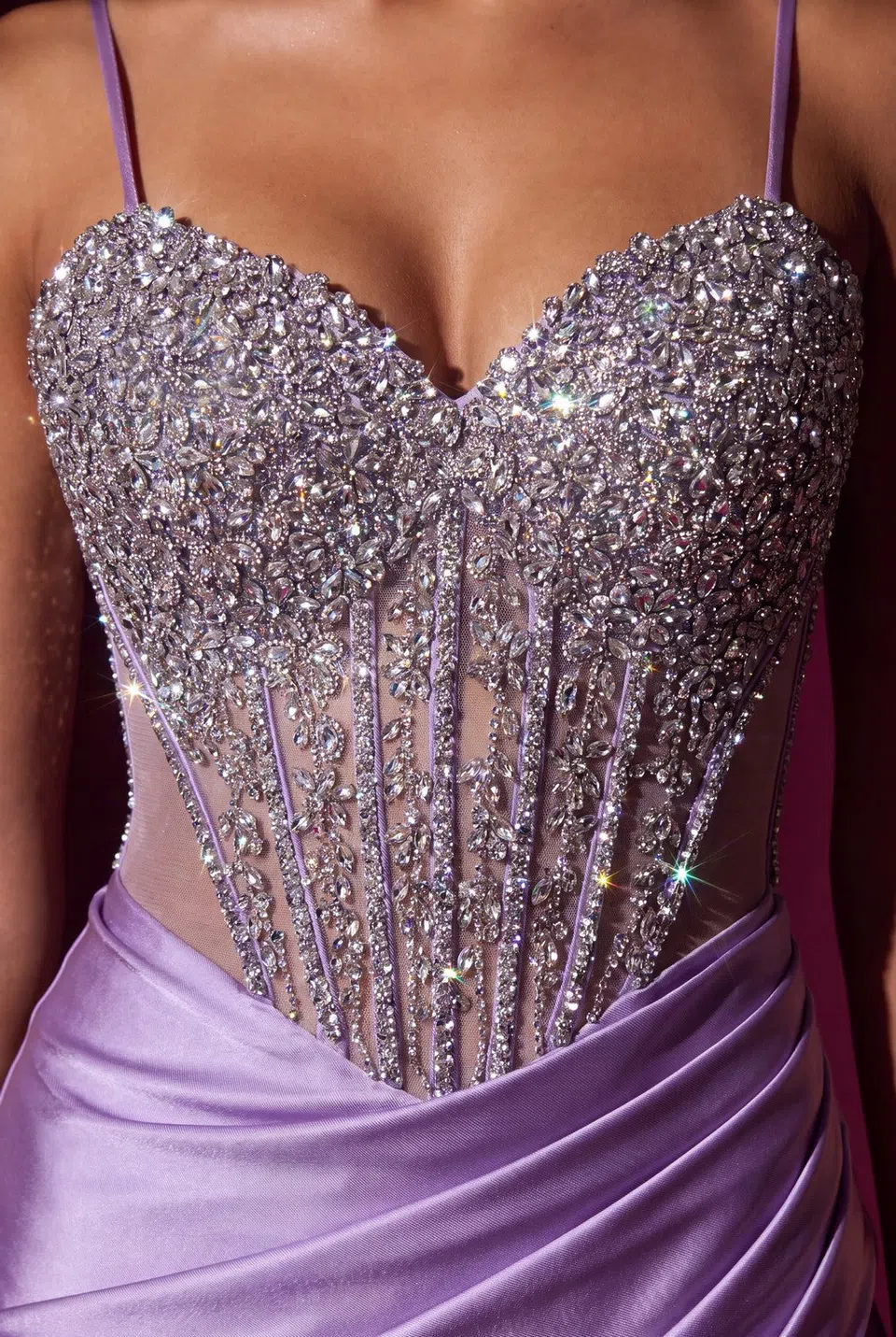 Vestido mini de satín con corsé de pedrería y malla — Lila 4