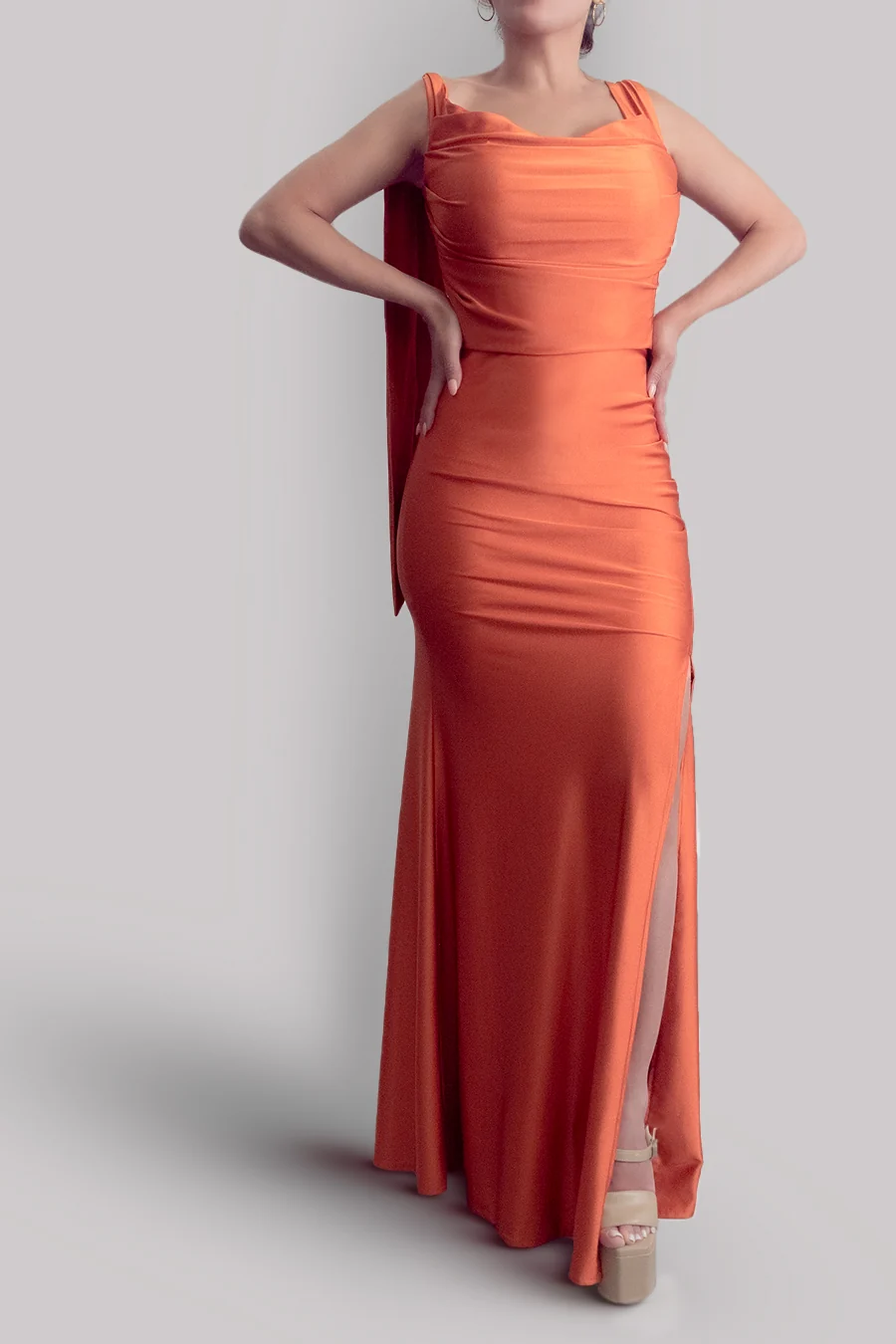 Vestido de satín con paños en los hombros y abertura — Terracota