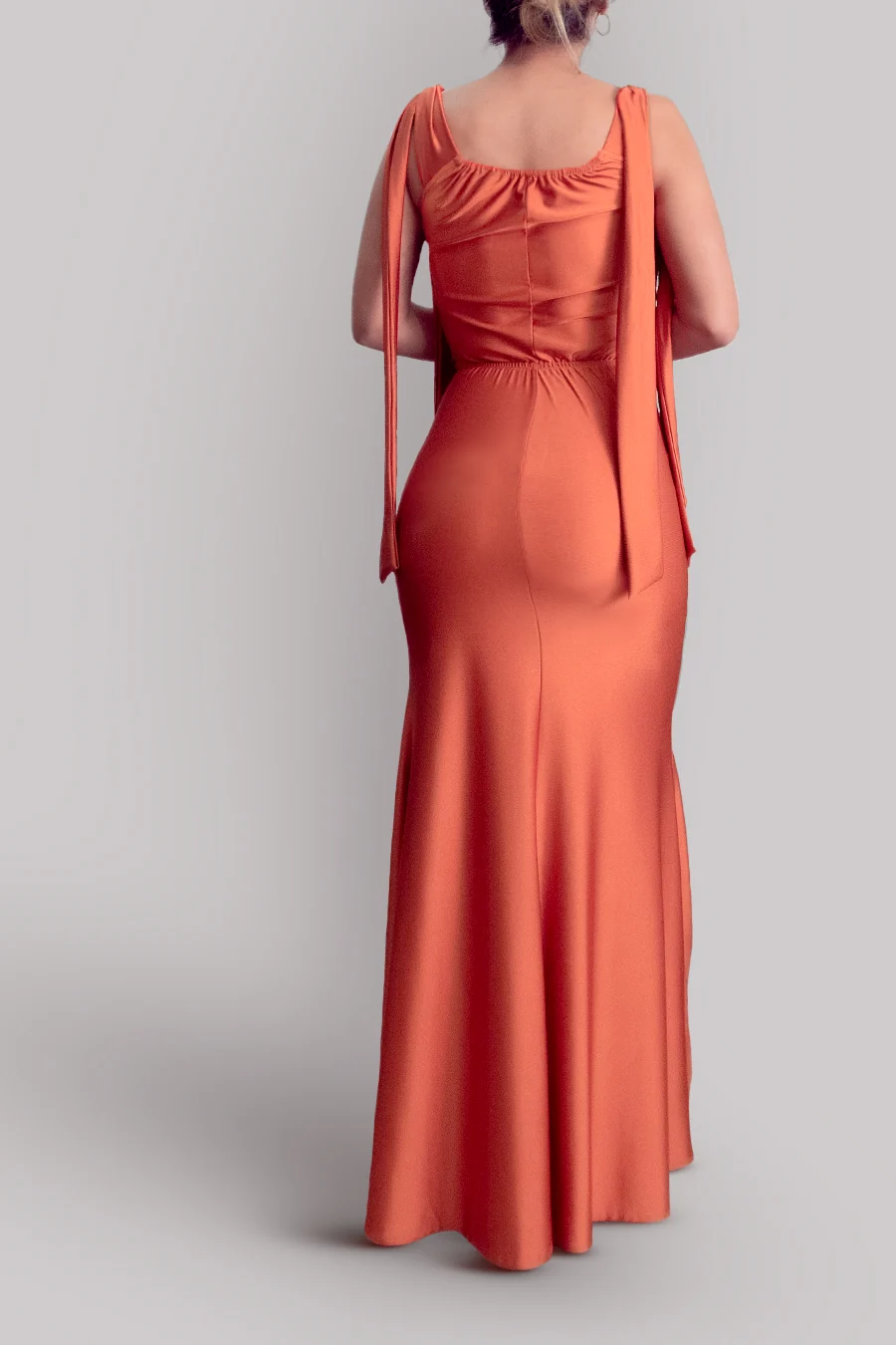 Vestido de satín con paños en los hombros y abertura — Terracota 3