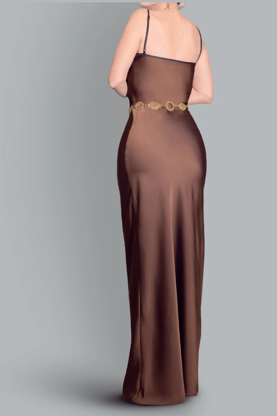 Vestido de satín con tirantes y cinturón dorado — Marrón