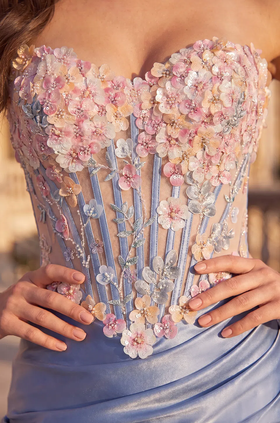 Vestido mini de fiesta con corsé de pedrería y flores 3D — Azul 3