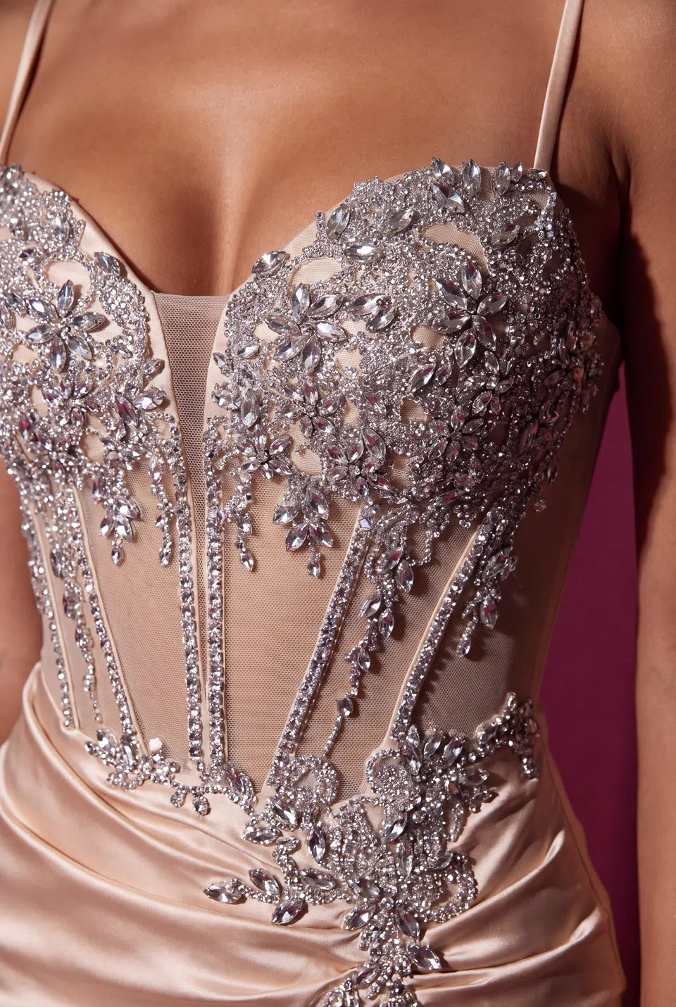 Vestido mini de cóctel de satín con escote corazón y pedrería — Champán 4