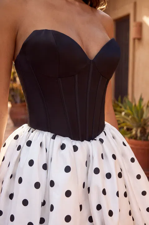 Vestido mini de satín con lunares y falda abullonada — Negro / blanco 4