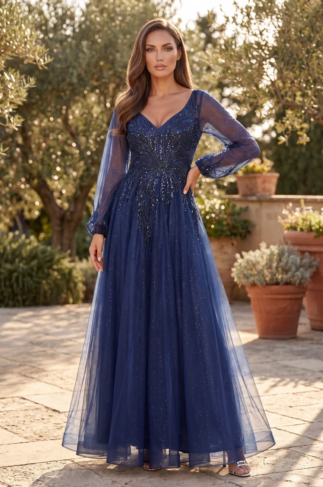 Vestido para la madre de la novia de tul con pedrería y escote en V — Azul marino